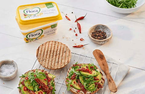 recipe image Tost z awokado, suszonymi pomidorami, rukolą i chili