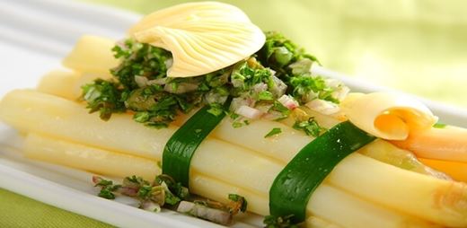 recipe image Gotowane szparagi z sałatką z pietruszki