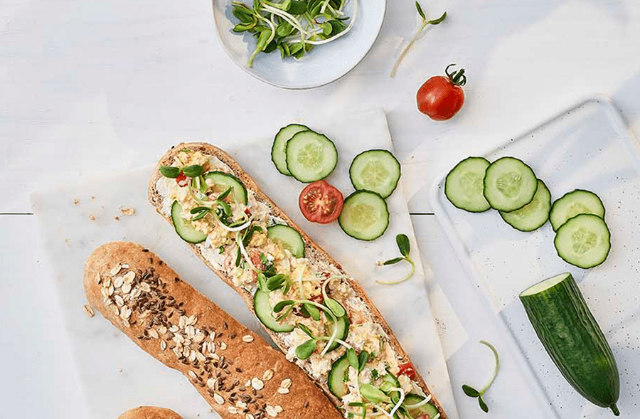 recipe image Kanapka z tofu à la pastą jajeczną z sałatą, pomidorem, ogórkiem i kiełkami słonecznika