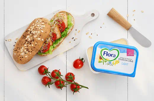  Kanapka BLT ze smażonym wędzonym tofu, sałatą lodową, pomidorem i kiełkami brokułu
